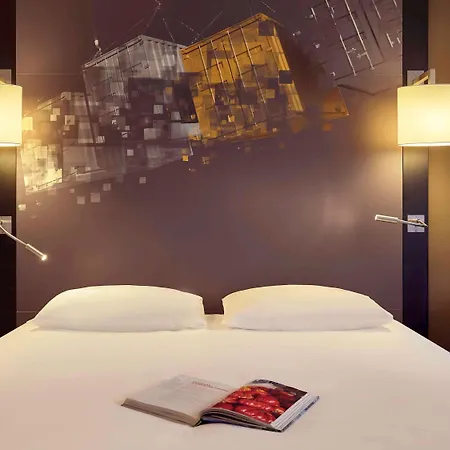 Mercure Centre Bassin Du Commerce Hotel 4*