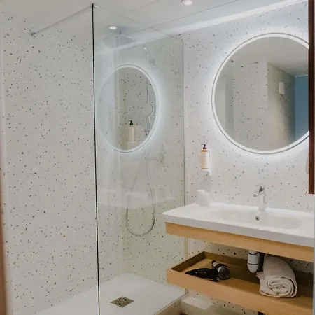 Mercure Centre Bassin Du Commerce Hotel 4*