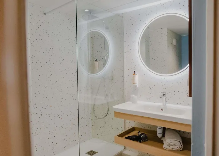 Mercure Centre Bassin Du Commerce Hotel 4*