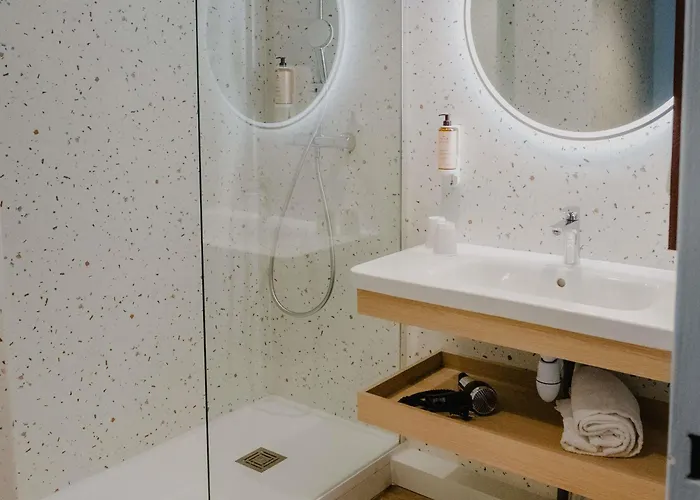 Mercure Centre Bassin Du Commerce Hotel 4*